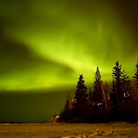 Mabuhay Lakeside Manor Bed & Breakfast Yellowknife Exterior photo