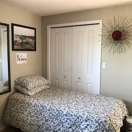 Mabuhay Lakeside Manor Bed & Breakfast Yellowknife Exterior photo