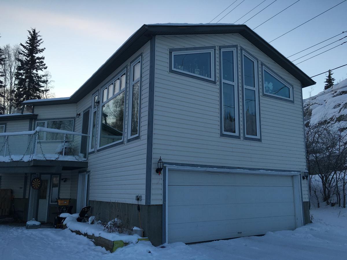 Mabuhay Lakeside Manor Bed & Breakfast Yellowknife Exterior photo