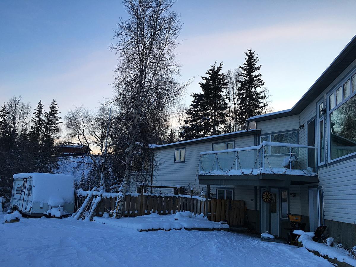 Mabuhay Lakeside Manor Bed & Breakfast Yellowknife Exterior photo