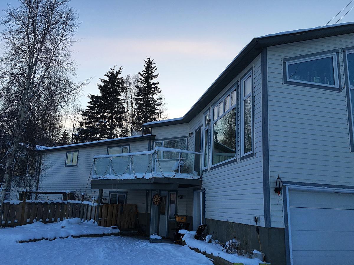 Mabuhay Lakeside Manor Bed & Breakfast Yellowknife Exterior photo