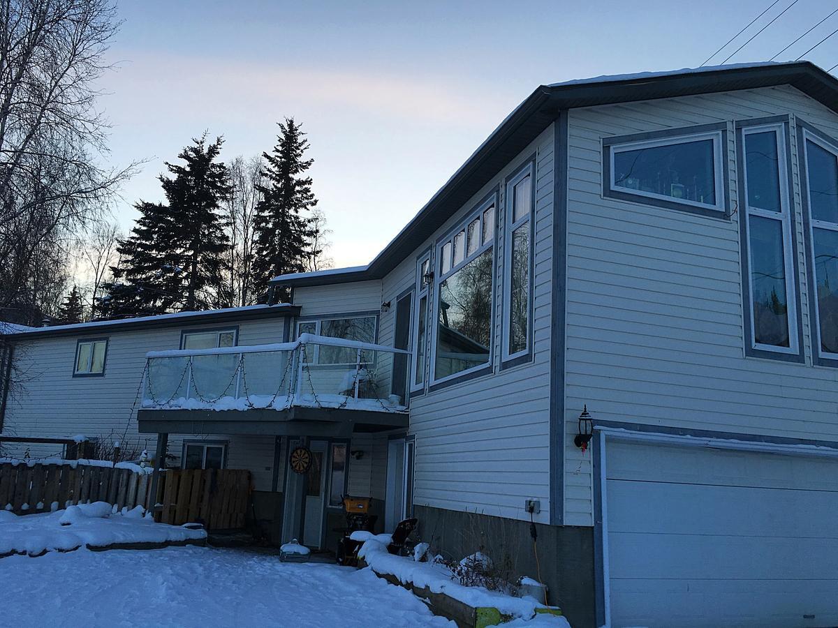 Mabuhay Lakeside Manor Bed & Breakfast Yellowknife Exterior photo