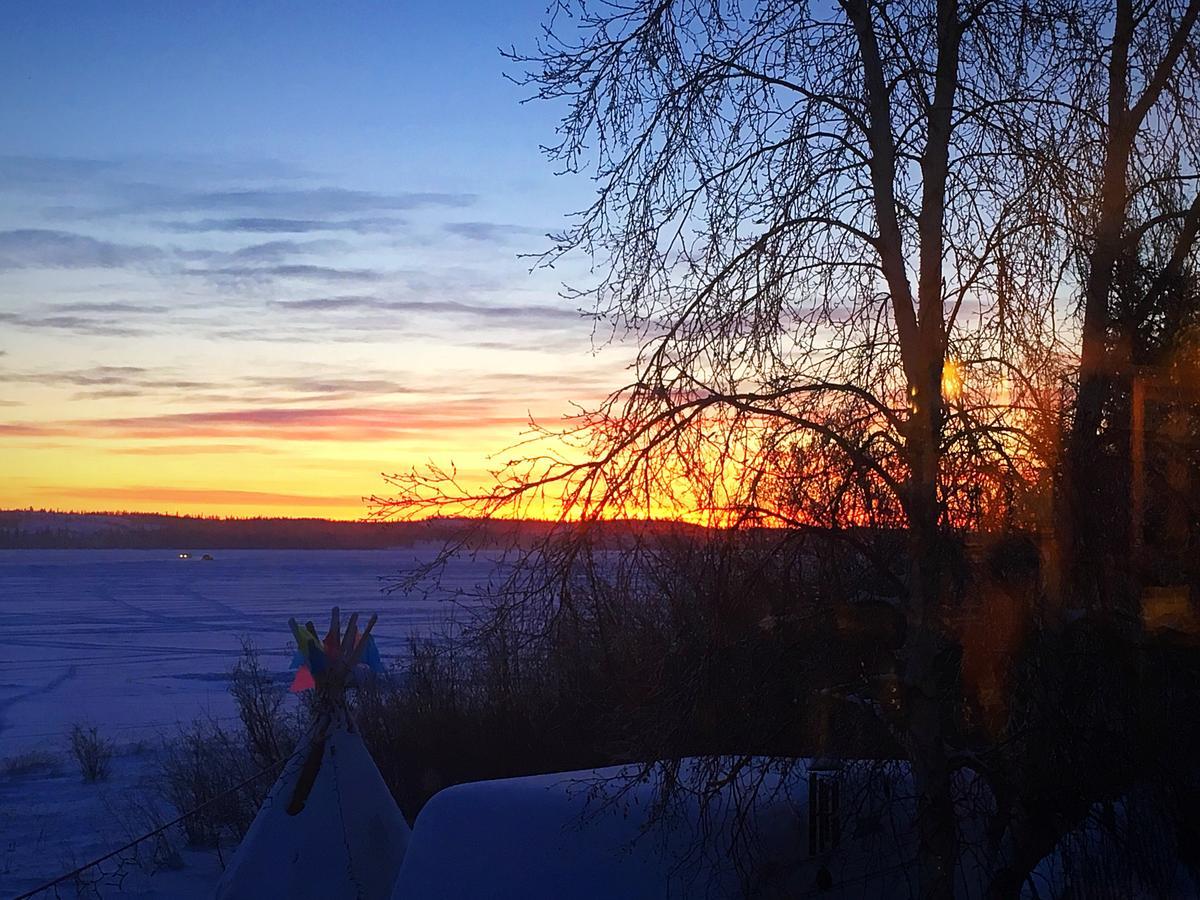 Mabuhay Lakeside Manor Bed & Breakfast Yellowknife Exterior photo