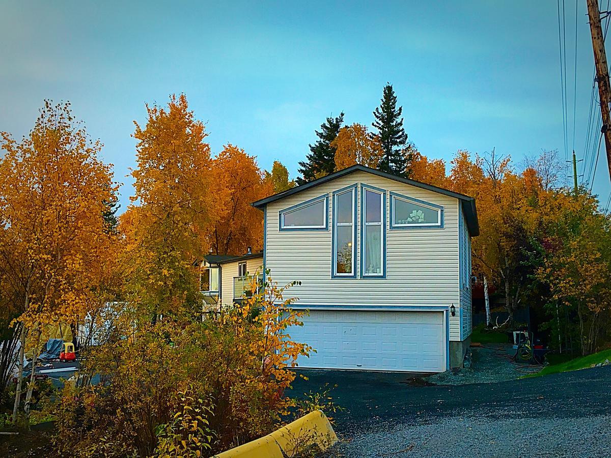 Mabuhay Lakeside Manor Bed & Breakfast Yellowknife Exterior photo