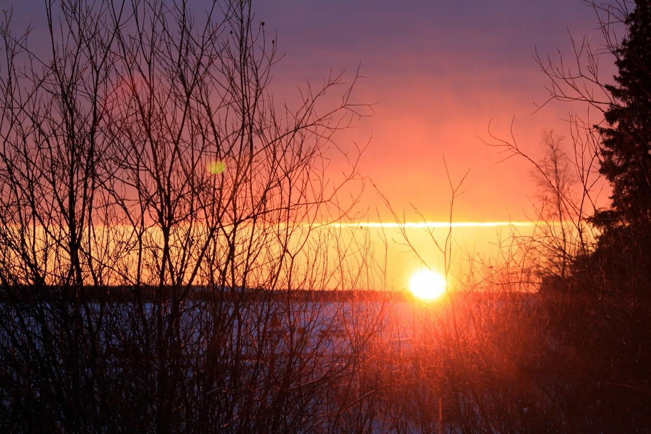 Mabuhay Lakeside Manor Bed & Breakfast Yellowknife Exterior photo