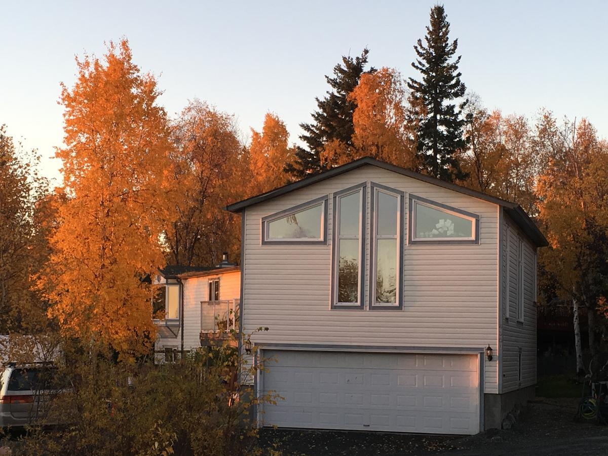 Mabuhay Lakeside Manor Bed & Breakfast Yellowknife Exterior photo