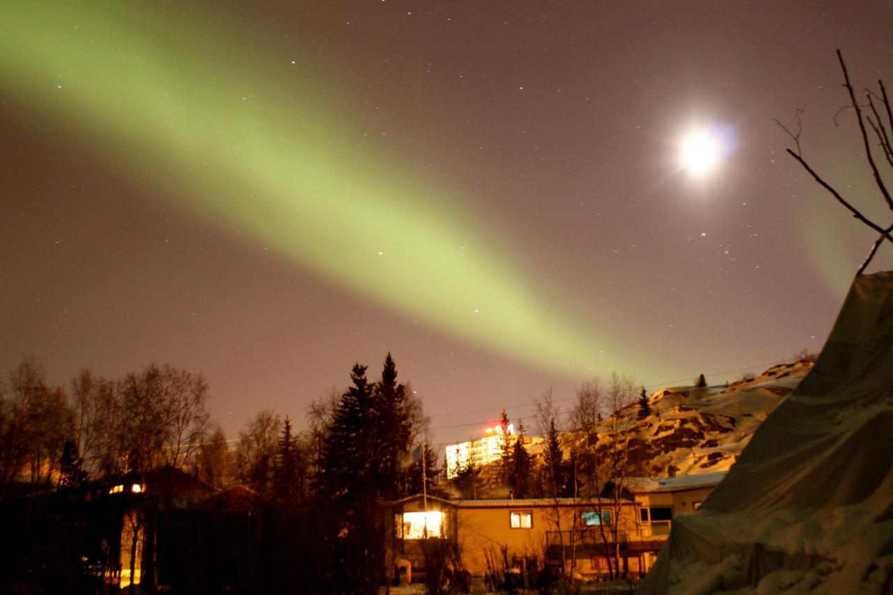 Mabuhay Lakeside Manor Bed & Breakfast Yellowknife Exterior photo