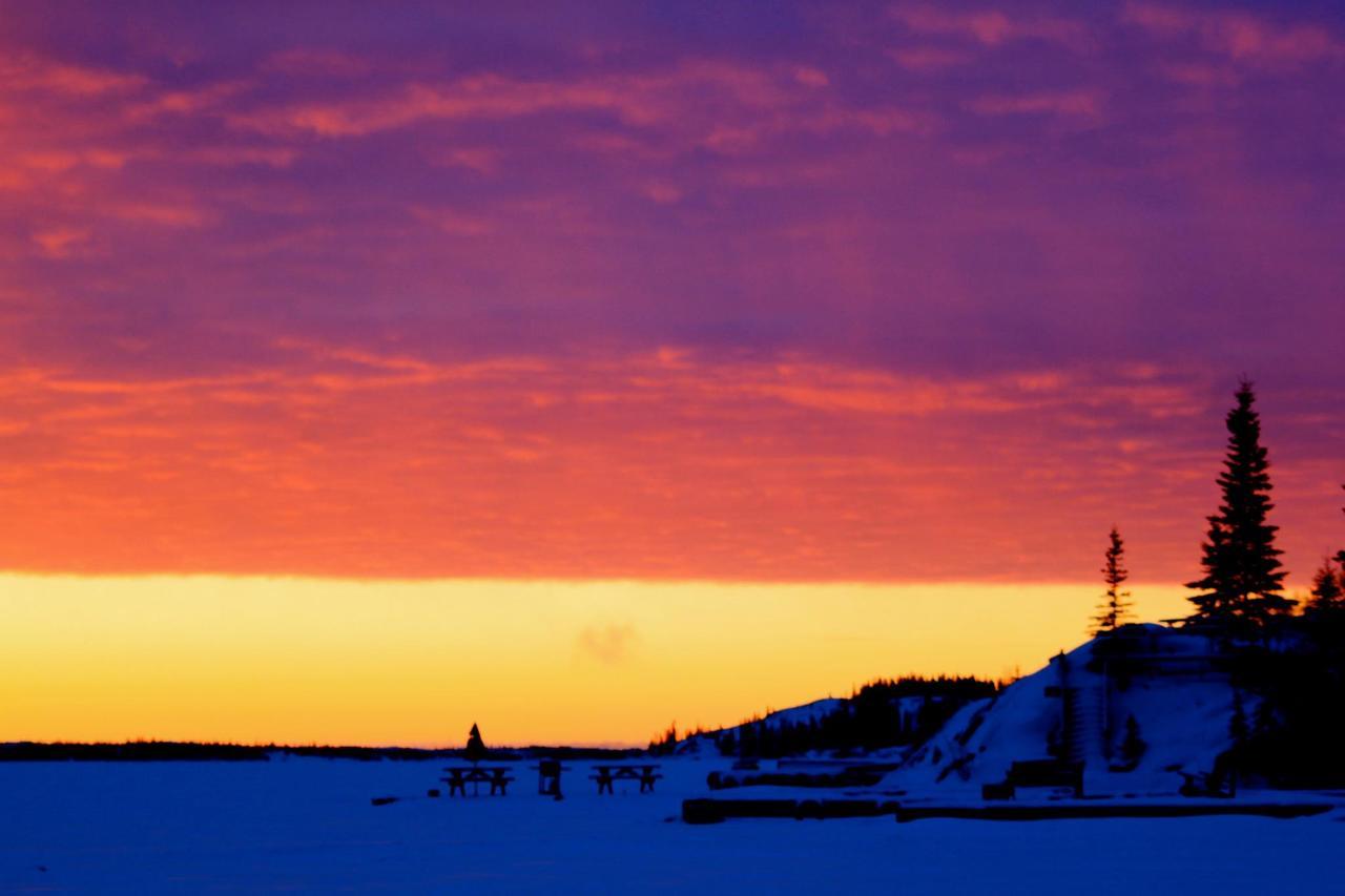 Mabuhay Lakeside Manor Bed & Breakfast Yellowknife Exterior photo