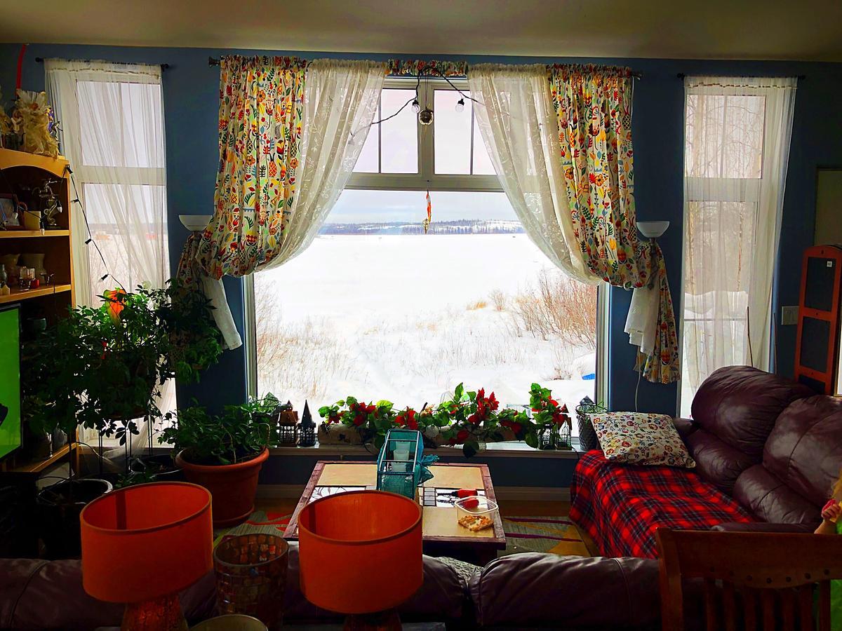 Mabuhay Lakeside Manor Bed & Breakfast Yellowknife Exterior photo