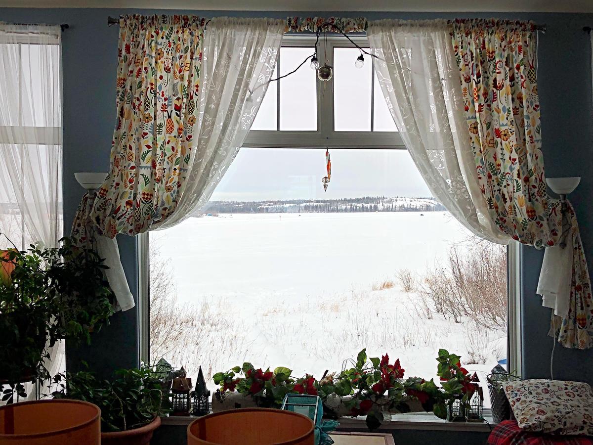 Mabuhay Lakeside Manor Bed & Breakfast Yellowknife Exterior photo