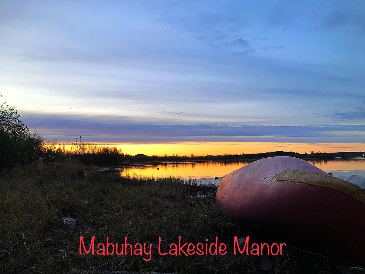 Mabuhay Lakeside Manor Bed & Breakfast Yellowknife Exterior photo