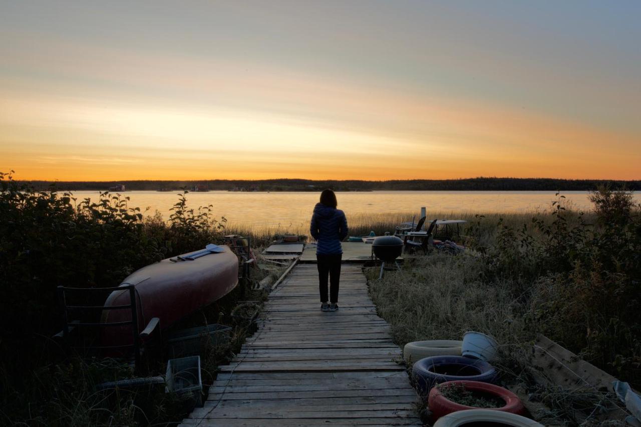Mabuhay Lakeside Manor Bed & Breakfast Yellowknife Exterior photo