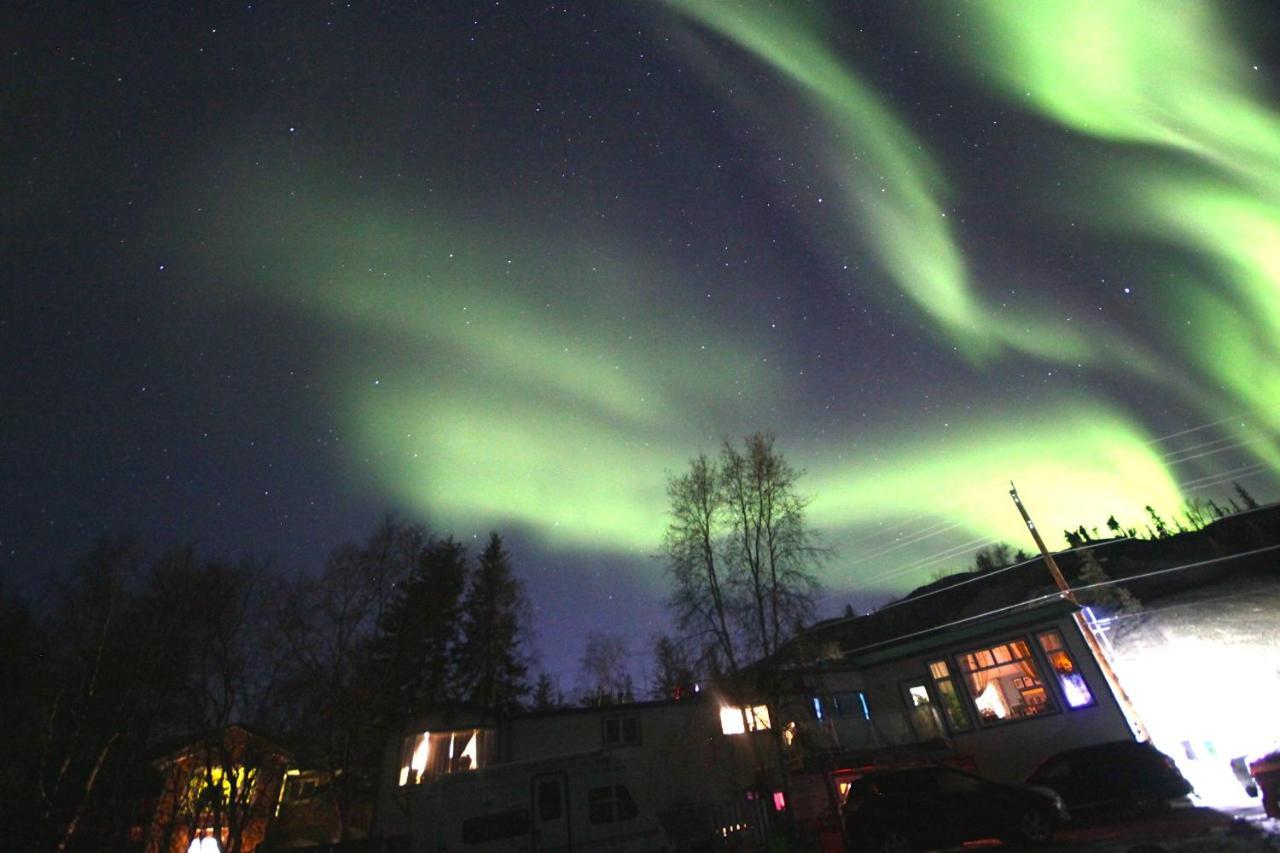 Mabuhay Lakeside Manor Bed & Breakfast Yellowknife Exterior photo