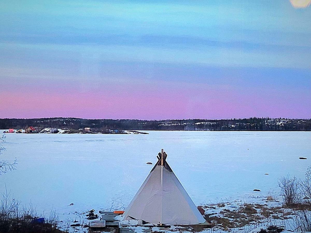 Mabuhay Lakeside Manor Bed & Breakfast Yellowknife Exterior photo