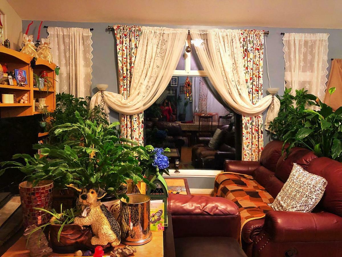 Mabuhay Lakeside Manor Bed & Breakfast Yellowknife Exterior photo