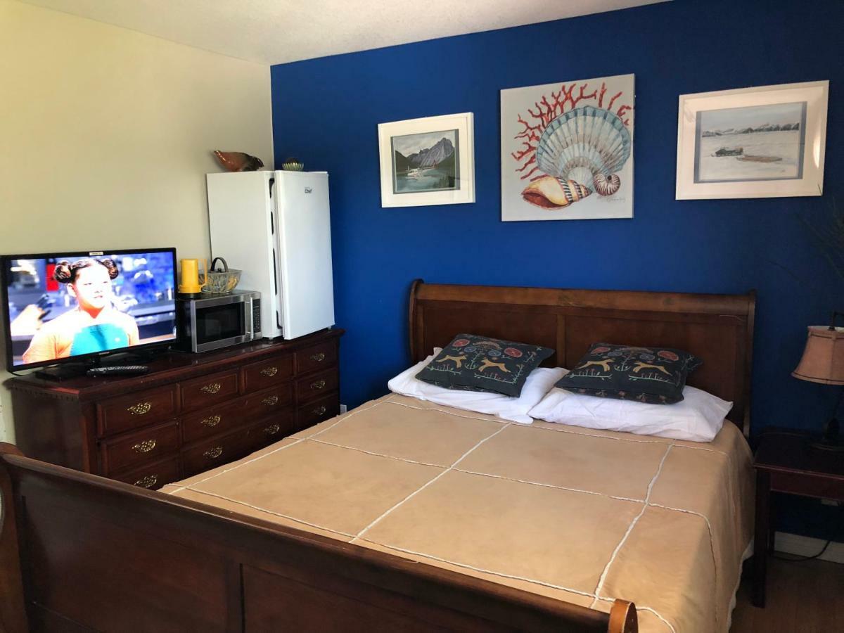 Mabuhay Lakeside Manor Bed & Breakfast Yellowknife Exterior photo